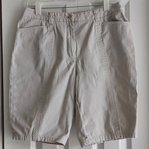 Liz Wear Light Beige Women's Bermuda Shorts Size 8 - Picture 1 of 11